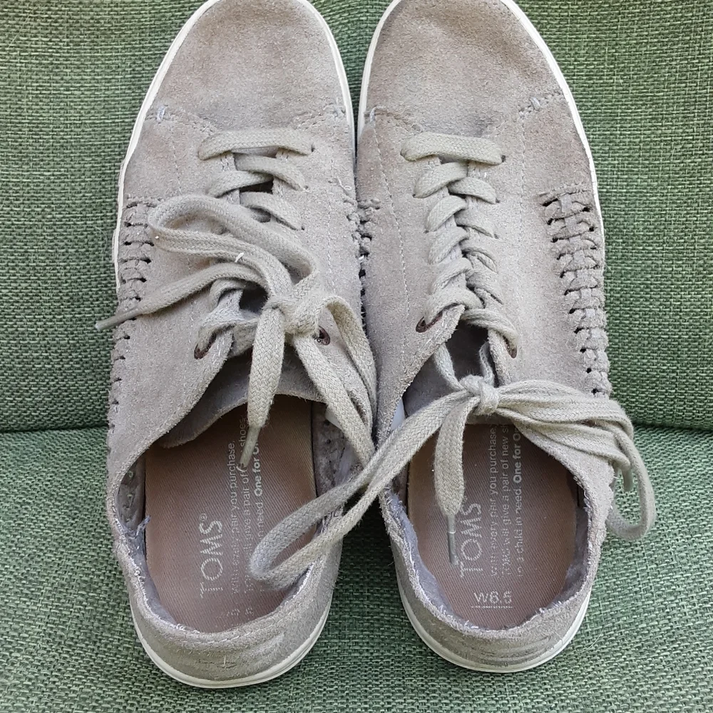 Toms suede lace up fashion sneaker. Size 6.5.